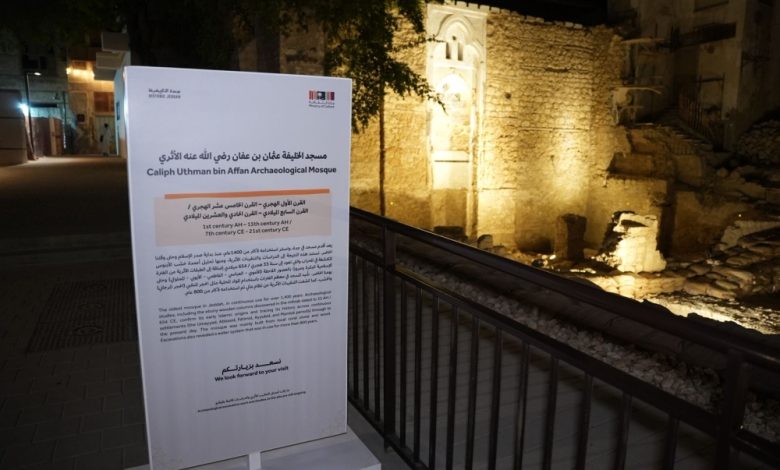 جولة-لـ-“اليوم”|-مسجد-الخليفة-عثمان-بجدة-التاريخية.-14-قرنًا-من-العبادة-وزواره-من-مختلف-الجنسيات