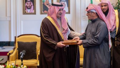 مليار-ريال-تمنح-الأسر-“الاستقرار”.-أمير-تبوك-يسلم-وثائق-تملك-الوحدات-السكنية-ضمن-تبرع-ولي-العهد-السخي