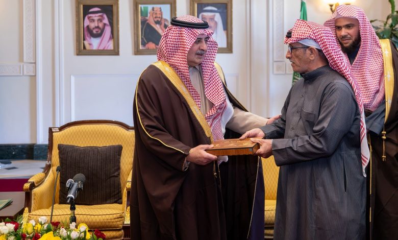 مليار-ريال-تمنح-الأسر-“الاستقرار”.-أمير-تبوك-يسلم-وثائق-تملك-الوحدات-السكنية-ضمن-تبرع-ولي-العهد-السخي