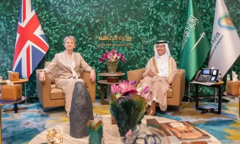 وزير-الطاقة-يبحث-فرص-التعاون-في-قطاع-الطاقة-مع-وزيرة-الخارجية-والتنمية-البريطانية