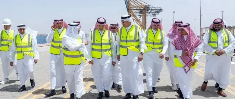 وزيرا-“النقل”-و-”الاستثمار”-يتفقدان-سلاسل-الإمداد-بميناء-الملك-عبدالله