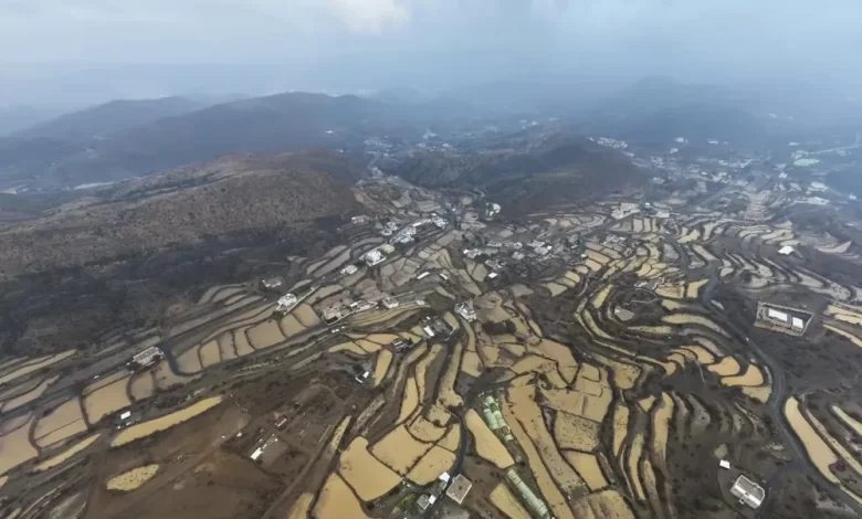 الأمطار-ترسم-لوحات-طبيعية-فريدة-تبرز-روعة-تضاريس-عسير