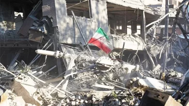 أستاذ-بجامعة-شریف-يعقد-جلسة-تدريسية-في-مكتبه-المدمر-جراء-العدوان