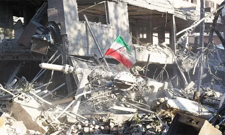 أستاذ-بجامعة-شریف-يعقد-جلسة-تدريسية-في-مكتبه-المدمر-جراء-العدوان