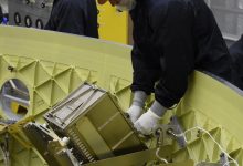 السعودية-تقترب-من-الفضاء-العميق.-لقطات-توثق-المرحلة-الأخيرة-لإدماج-القمر-“شمس”-ضمن-مهمة-أرتميس 2