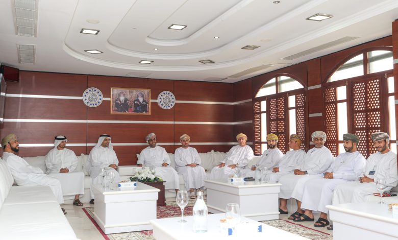 غرف-دبي-تبحث-تعزيز-التجارة-مع-غرفة-عُمان-فرع-شمال-الباطنة-وميناء-صحار