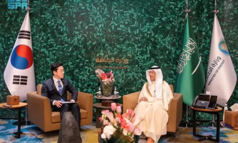 عبدالعزيز-بن-سلمان-يبحث-فرص-التعاون-في-قطاع-الطاقة-مع-رئيس-المكتب-الرئاسي-في-كوريا-الجنوبية