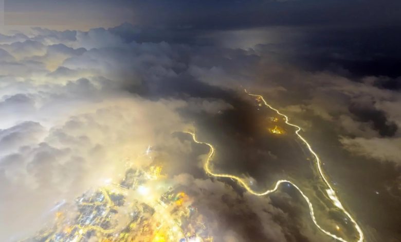 مساء-أبها.-الضباب-والغيوم-تصنع-لوحة-مبهرة-على-قمم-المرتفعات