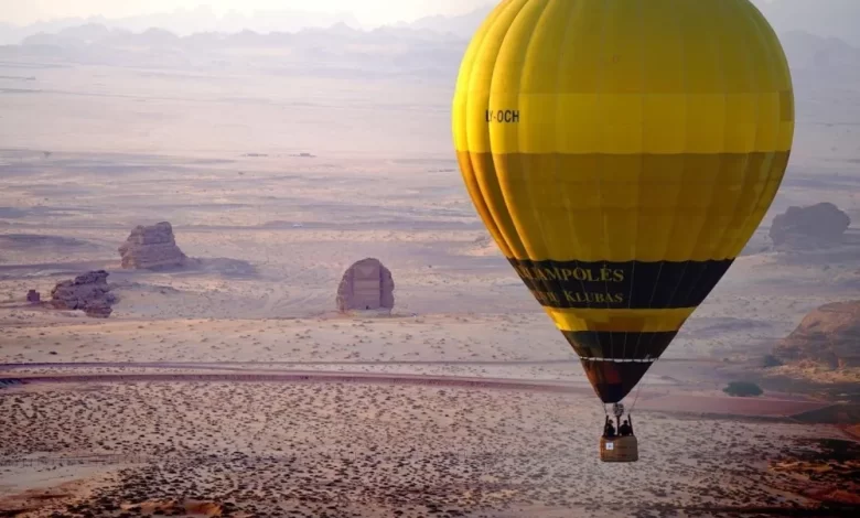 رحلات-المنطاد-في-العُلا.-تجربة-تتجاوز-الترفيه-إلى-استكشاف-الطبيعة