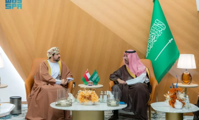 وزير-الصناعة-يبحث-تعزيز-التعاون-الصناعي-مع-سلطنة-عُمان