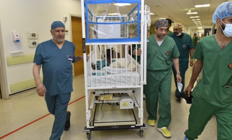 بمشاركة-35-مختصاً.-المملكة-تكلل-العملية-رقم-71-لفصل-التوائم-الملتصقة-بالنجاح
