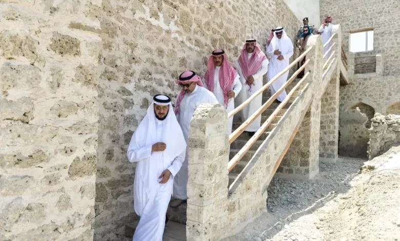 محافظ-القطيف-يتفقد-مشاريع-التطوير-والترميم-بجزيرة-دارين-وتاروت
